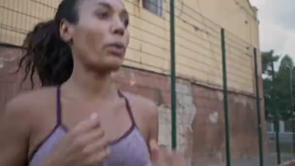 Une Femme Afro Américaine Concentrée Vêtements Sport Réchauffe Sautant Avant — Video