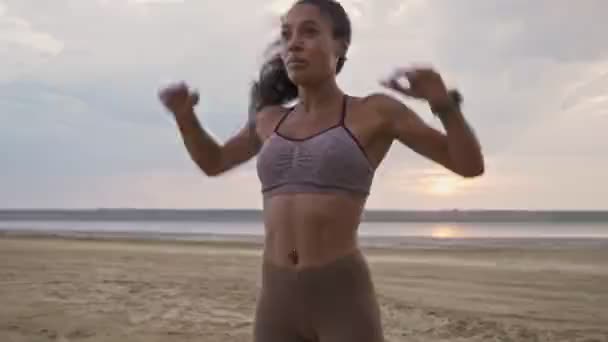 Une Femme Afro Américaine Concentrée Vêtements Sport Entraîne Sur Plage — Video