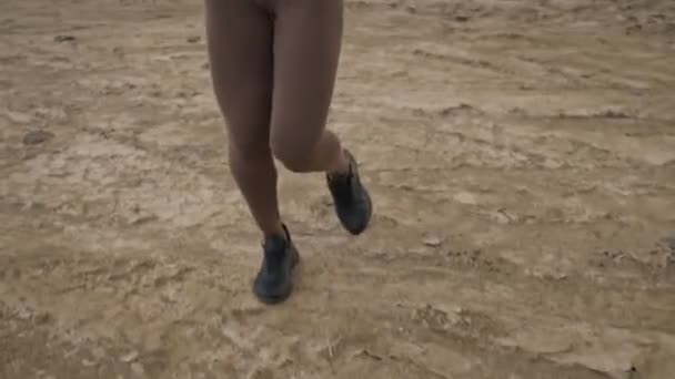 Красивая Молодая Африканка Спортивной Одежде Делает Упражнения Пляже Утром — стоковое видео