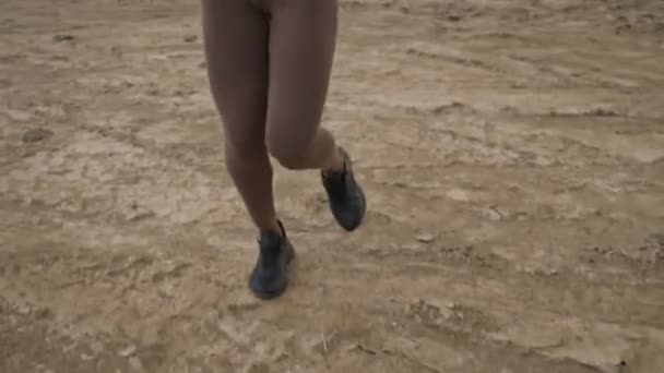 Una Joven Afroamericana Guapa Ropa Deportiva Está Haciendo Ejercicios Playa — Vídeos de Stock