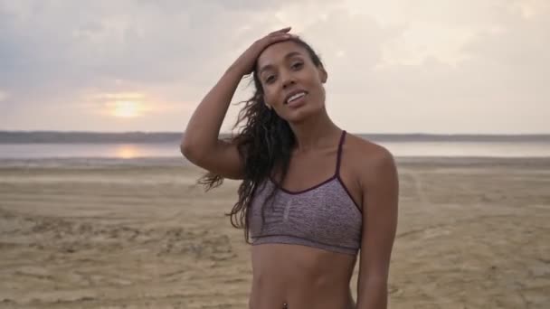 Mutlu Afro Amerikan Bir Kadın Spor Giyim Sektöründe Sabah Kumsalda — Stok video