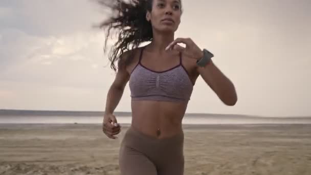 Eine Schlanke Junge Afroamerikanerin Sportbekleidung Macht Morgens Strand Übungen — Stockvideo