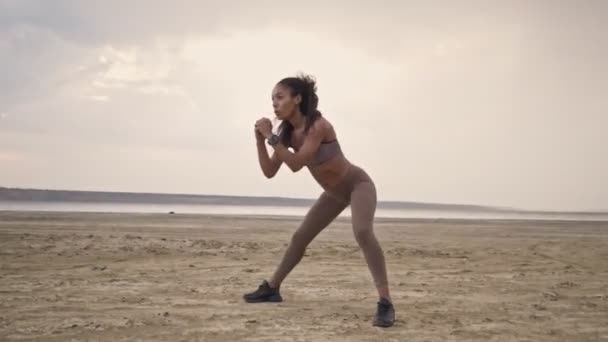Sportowa Młoda Afroamerykanka Odzieży Sportowej Ćwiczy Rano Plaży — Wideo stockowe