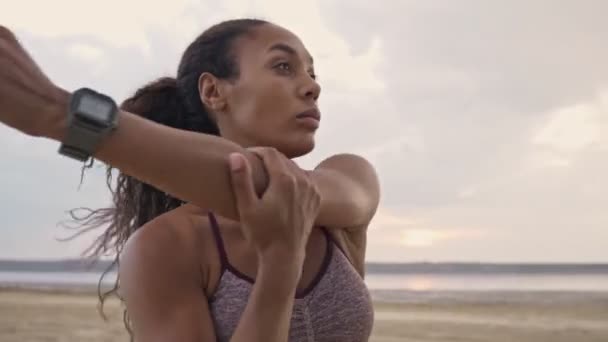 Eine Schlanke Junge Afroamerikanerin Sportbekleidung Breitet Morgens Ihre Arme Strand — Stockvideo