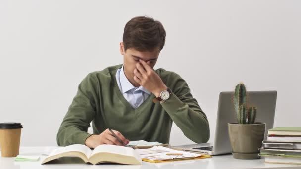 Een Gestresste Mannelijke Werknemer Die Een Bril Afdoet Neusbrug Masseert — Stockvideo