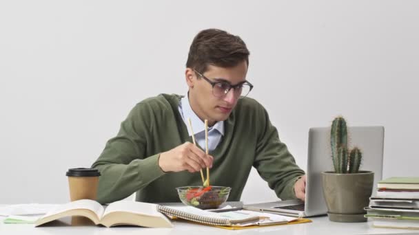 Joven Empresario Enfocado Está Cenando Trabajo Sentado Mesa Sobre Fondo — Vídeos de Stock