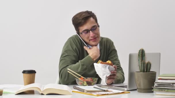 Een Knappe Jonge Zakenman Het Eten Van Diner Tijdens Werktijd — Stockvideo