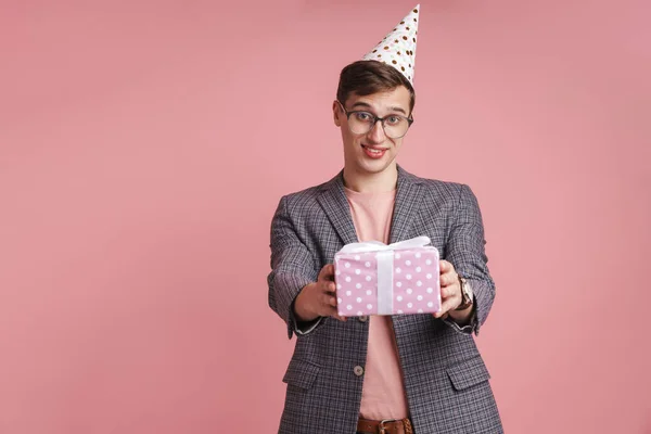 Kép Egy Fiatal Srác Szemüvegben Tartja Születésnapi Ajándék Doboz Elszigetelt — Stock Fotó