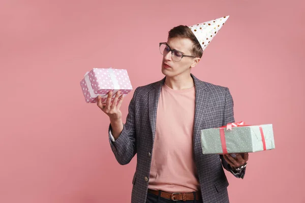 Kép Egy Fiatal Gondolkodó Komoly Fickó Szemüvegben Tartja Születésnapi Ajándék — Stock Fotó