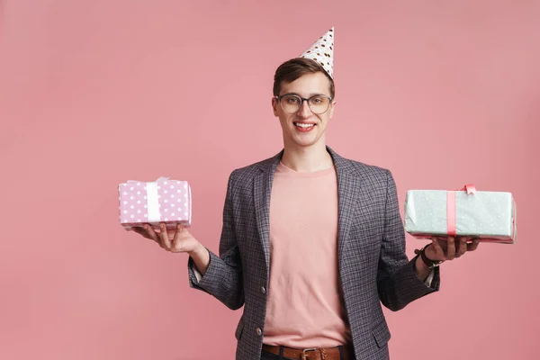 Kép Egy Vidám Fiatal Fiú Szemüvegben Tartja Születésnapi Ajándék Dobozok — Stock Fotó