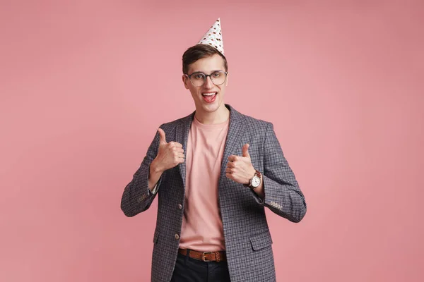 Immagine Felice Ragazzo Positivo Occhiali Cappello Compleanno Isolato Sfondo Rosa — Foto Stock