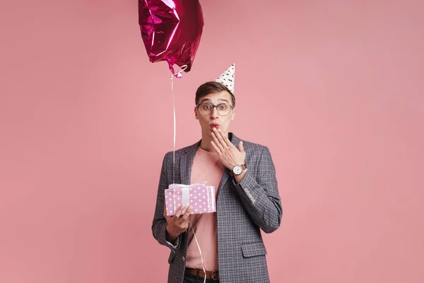 Imagem Menino Chocado Óculos Boné Aniversário Isolado Sobre Fundo Parede — Fotografia de Stock