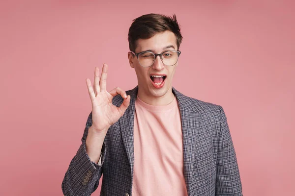 Kép Egy Fiatal Fiú Szemüvegben Elszigetelt Rózsaszín Fal Háttér Mutatja — Stock Fotó