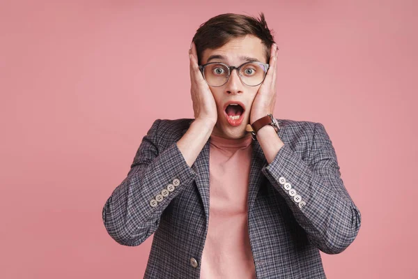 Photo Young Shocked Screaming Boy Glasses Isolated Pink Wall Background — Stock Photo, Image