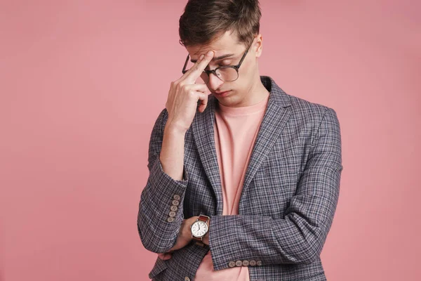 Imagen Joven Estresado Negativo Con Dolor Cabeza Gafas Aisladas Sobre — Foto de Stock