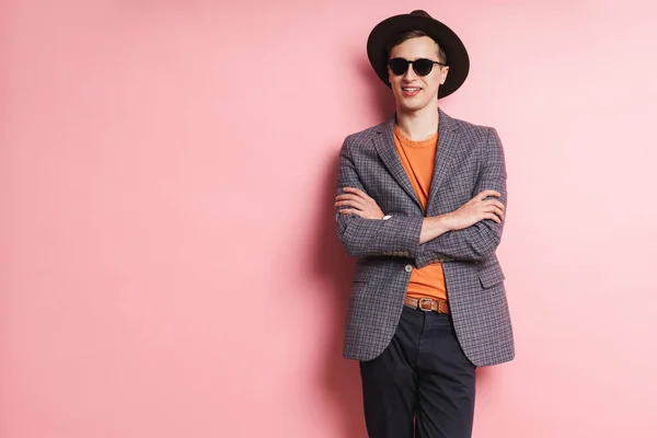 Retrato Joven Atractivo Con Chaqueta Sombrero Pie Aislado Sobre Fondo —  Fotos de Stock