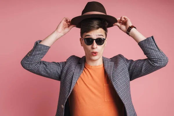 Retrato Atractivo Joven Excitado Usando Chaqueta Sombrero Pie Aislado Sobre — Foto de Stock