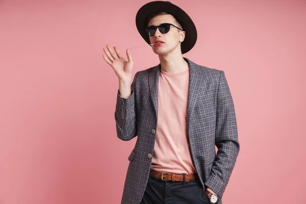 Портрет Привлекательного Молодого Человека Куртке Шляпе Стоящего Розовом Фоне Позирующего — стоковое фото