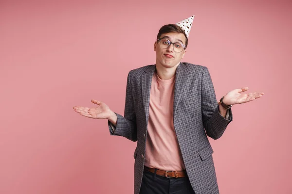 Retrato Joven Molesto Con Sombrero Cumpleaños Celebrando Aislado Sobre Fondo —  Fotos de Stock
