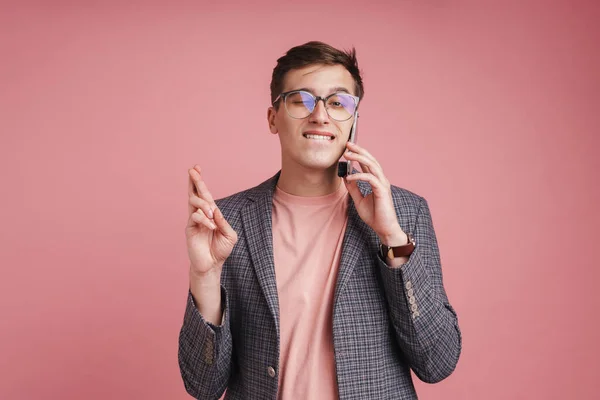 Retrato Jovem Atraente Vestindo Jaqueta Isolado Sobre Fundo Rosa Segurando — Fotografia de Stock