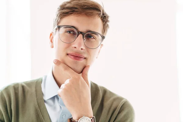 Image Jeune Étudiant Réfléchi Concentré Posant Intérieur Dans Des Lunettes — Photo