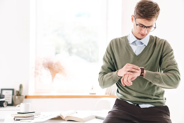 Afbeelding Van Een Geconcentreerde Jonge Kerel Student Zitten Tafel Indoor — Stockfoto