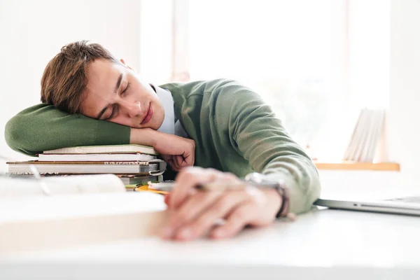 Bild Von Müde Junge Kerl Student Tisch Drinnen Schlafen Auf — Stockfoto