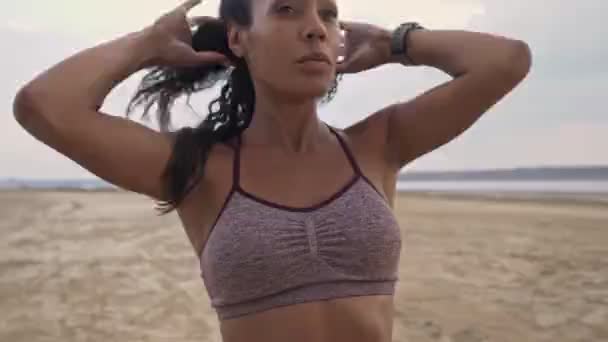 Una Giovane Donna Afroamericana Magra Seria Abbigliamento Sportivo Sta Correggendo — Video Stock