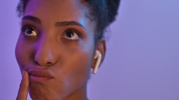 Vue Rapprochée Femme Africaine Pensive Dans Les Écouteurs Devenir Heureux — Video