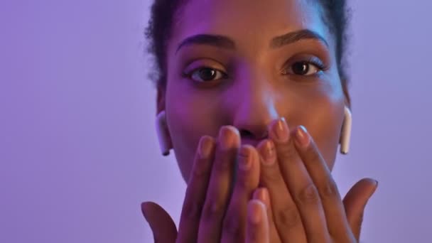 Close Zicht Van Glimlachende Afrikaanse Vrouw Oortelefoons Verzenden Van Lucht — Stockvideo