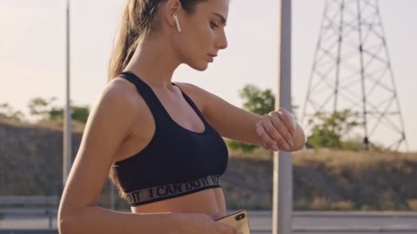 Een Zijaanzicht Van Een Geconcentreerde Vrouw Sportkleding Met Een Oortelefoon — Stockvideo