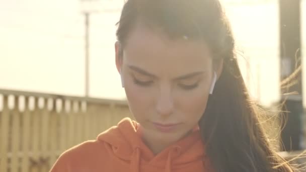 Sebevědomá Žena Sportovním Oblečení Obléká Kapotu Jezdí Vlakem Ven Města — Stock video