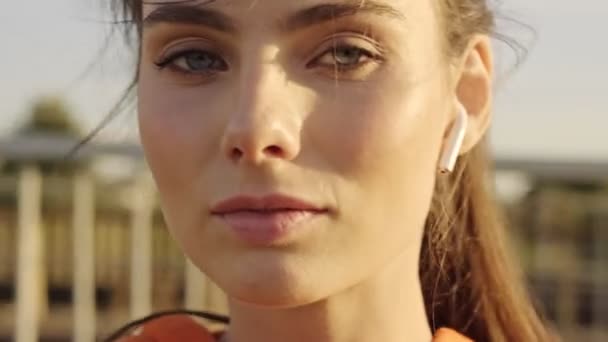 Eine Selbstbewusste Junge Frau Mit Drahtlosen Kopfhörern Läuft Einem Sonnigen — Stockvideo