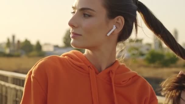 Uma Jovem Mulher Linda Sportswear Está Apreciando Música Seus Fones — Vídeo de Stock