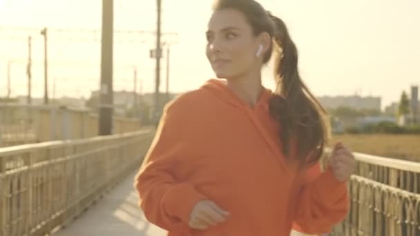 Een Vrolijke Glimlachende Jonge Vrouw Sportkleding Vermaakt Zich Buiten Brug — Stockvideo