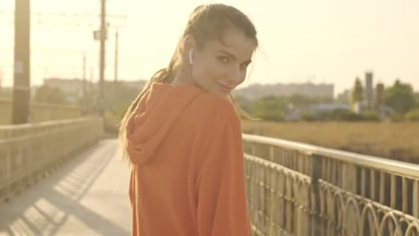 Ochtends Loopt Een Aantrekkelijke Jonge Vrouw Sportkleding Brug — Stockvideo