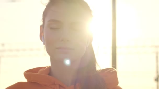 Крупним Планом Через Сонячне Світло Прекрасної Молодої Жінки Спортивному Одязі — стокове відео