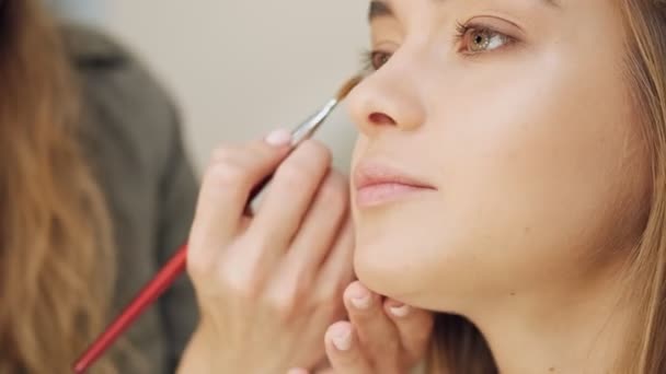 Närbild Ung Leende Lycklig Tjej Sitter Medan Makeup Artist Applicerar — Stockvideo