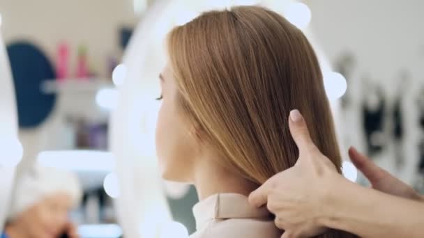 Une Vue Arrière Coiffeur Professionnel Touche Les Cheveux Jeune Cliente — Video