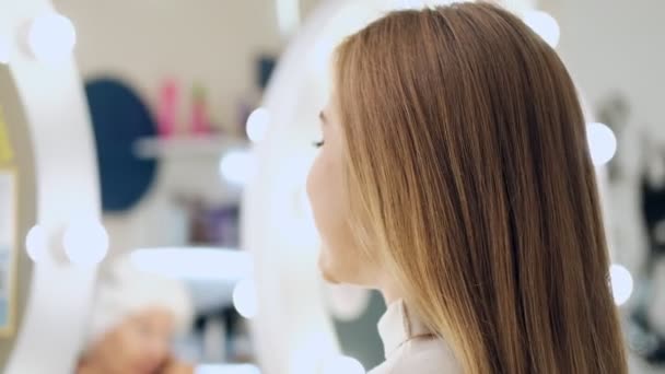 Egy Fodrász Megérinti Fiatal Szőke Ügyfelének Haját Egy Szépségszalonban — Stock videók