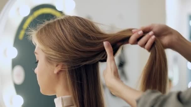 Una Peluquera Trabajando Con Una Hermosa Mujer Salón Belleza — Vídeo de stock