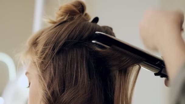 Une Vue Rapprochée Coiffeur Professionnel Fait Des Boucles Utilisant Fer — Video