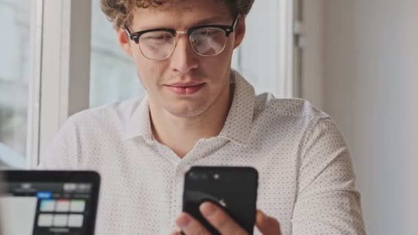 Jeune Homme Affaires Souriant Positif Utilise Son Téléphone Portable Alors — Video