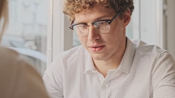 Ett Lugnt Ungt Par Vardagskläder Använder Sina Smartphones Medan Sitter — Stockvideo