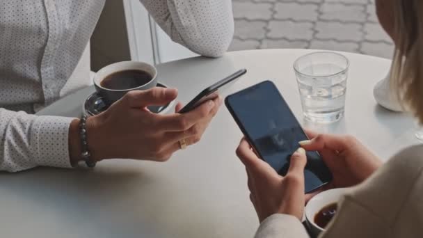 Uma Visão Perto Das Mãos Casal Segurando Seus Smartphones Hora — Vídeo de Stock