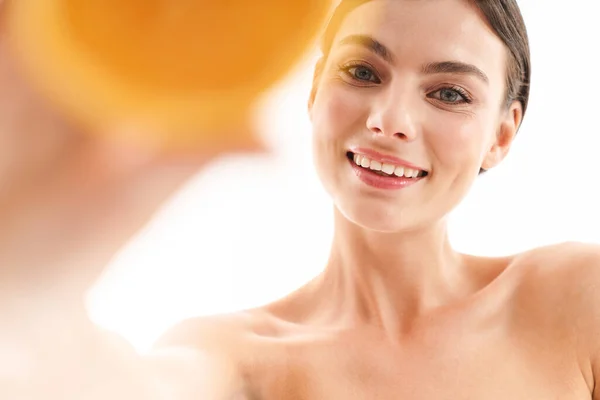 Retrato Belleza Una Atractiva Joven Morena Topless Sonriente Pie Aislada — Foto de Stock