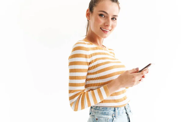 Rapariga Sorridente Vestindo Roupas Casuais Usando Telefone Celular Enquanto Estava — Fotografia de Stock
