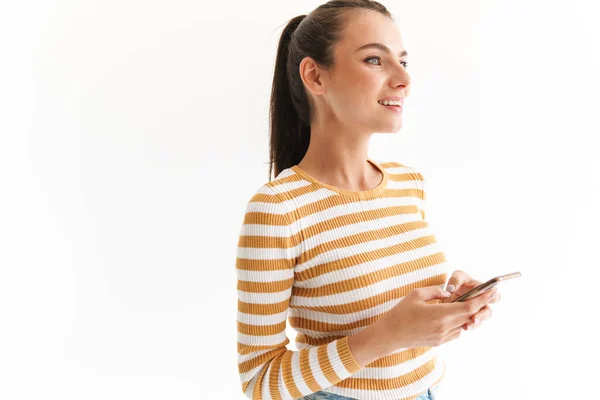 Smilende Ung Jente Som Går Løse Klær Med Mobiltelefon Mens – stockfoto