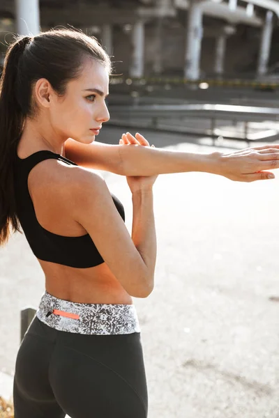 Beeld Van Een Sterke Jonge Sportfitness Vrouw Maken Stretching Oefeningen — Stockfoto