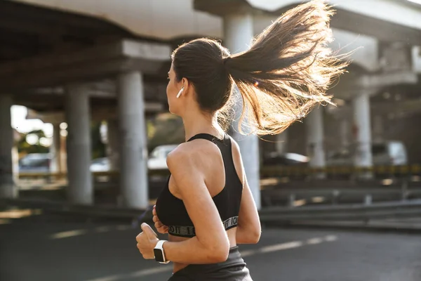 Foto Una Giovane Sportiva Concentrata Che Corre All Aperto Ascoltando — Foto Stock